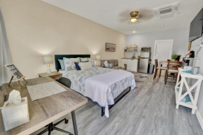 The Sand Dollar Close to Downtown FWB and Beach